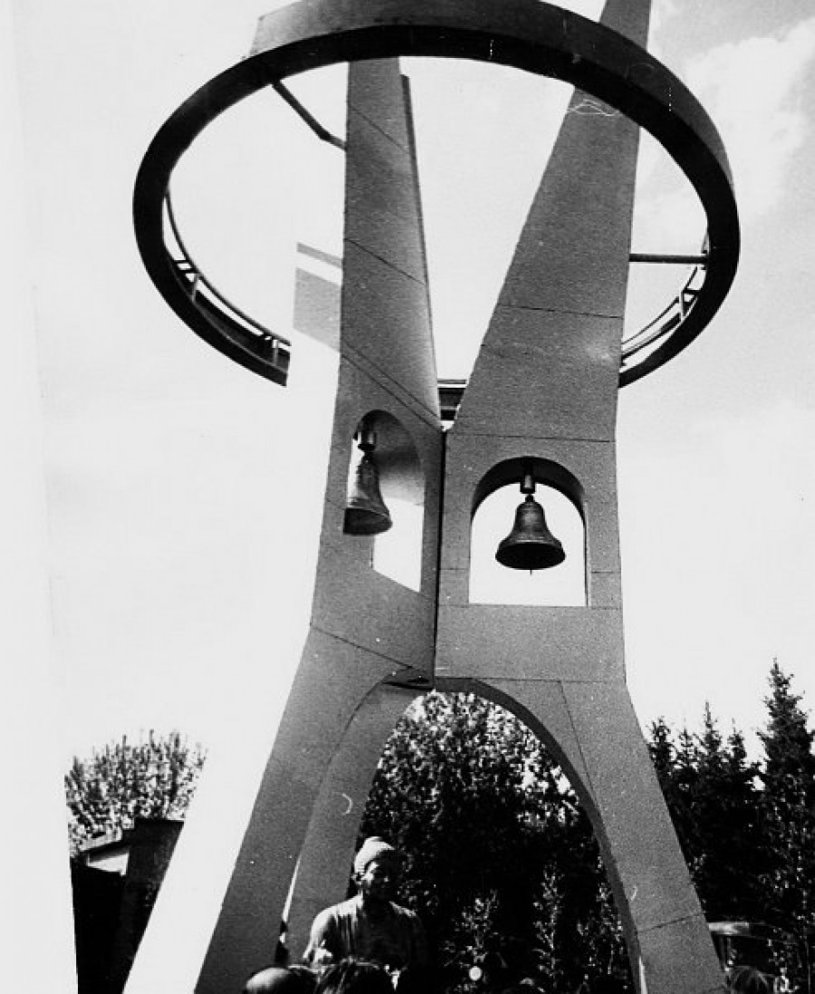 Памятник военнопленным японцам, умершим в Барнауле, парк &quot;Юбилейный&quot;, фото 1996 года.