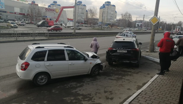 Автомобиль с казахскими номерами влетел в припаркованное авто в Барнауле.