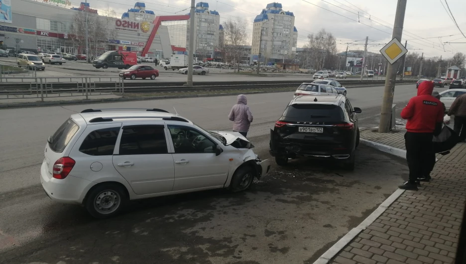 Машина с казахскими номерами на большой скорости влетела в припаркованный автомобиль в Барнауле