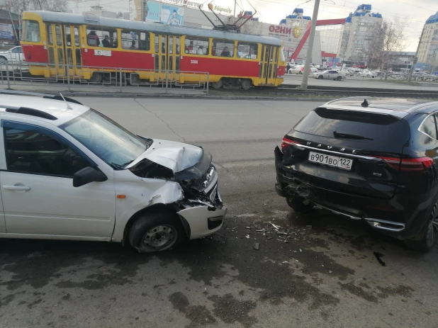 Автомобиль с казахскими номерами влетел в припаркованное авто в Барнауле.