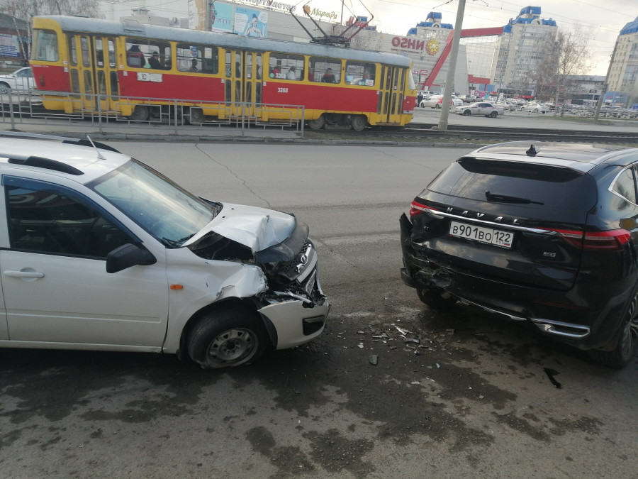 Автомобиль с казахскими номерами влетел в припаркованное авто в Барнауле.