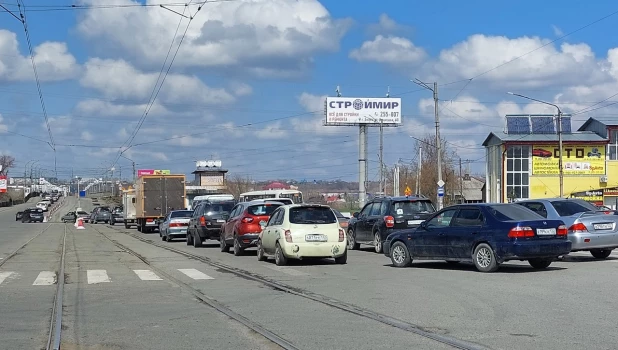 Пробка перед Коммунальным мостом в Бийске.