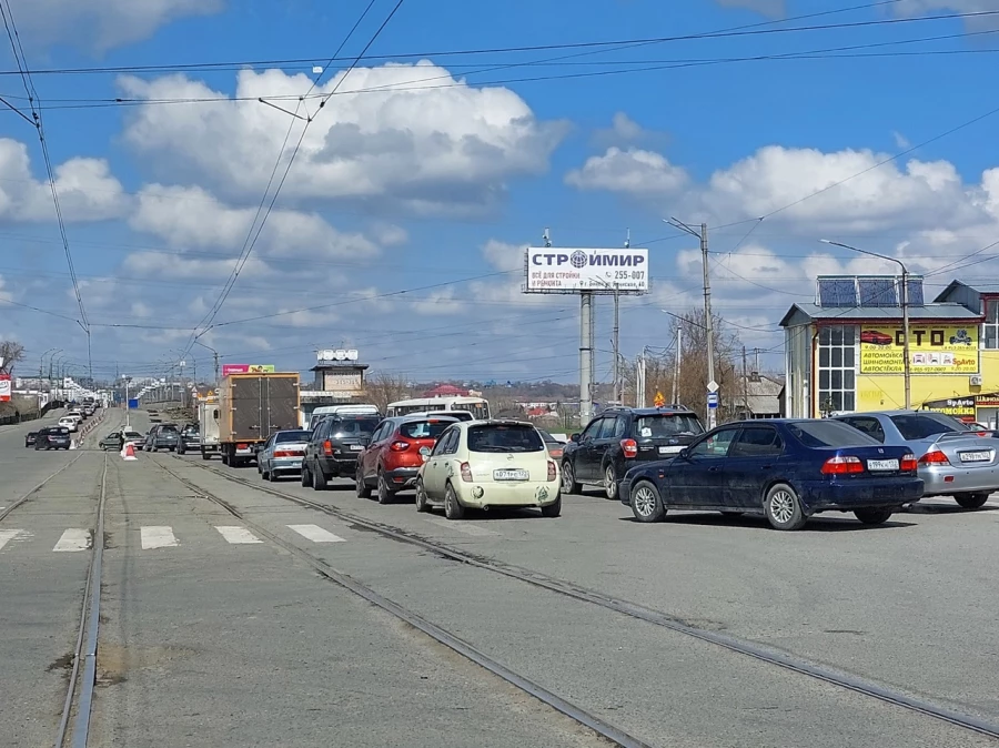 Пробка перед Коммунальным мостом в Бийске.