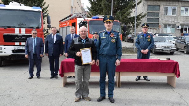 Водитель «Росводоканал Барнаул» Николай Марченко награжден Почетной грамотой МЧС России по Алтайскому краю.