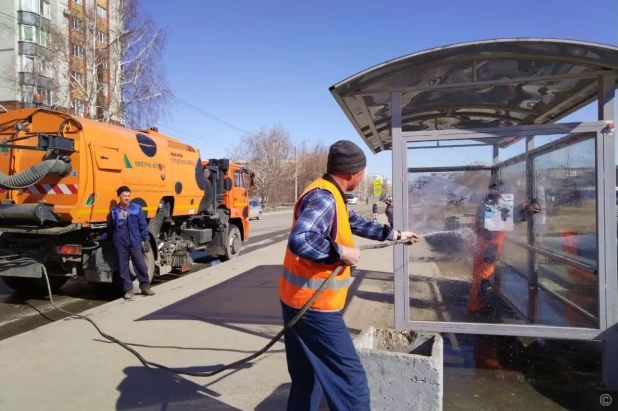 Улицы Барнаула приводят в порядок после зимы.