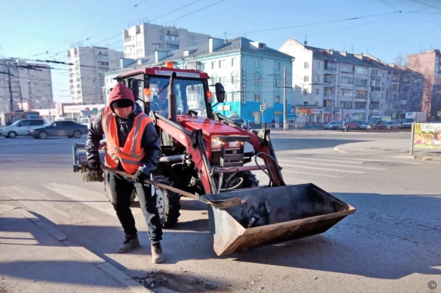 Улицы Барнаула приводят в порядок после зимы.