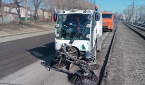 Улицы Барнаула приводят в порядок после зимы.