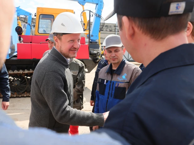 Томенко на заводе «Алтайские лесные машины».