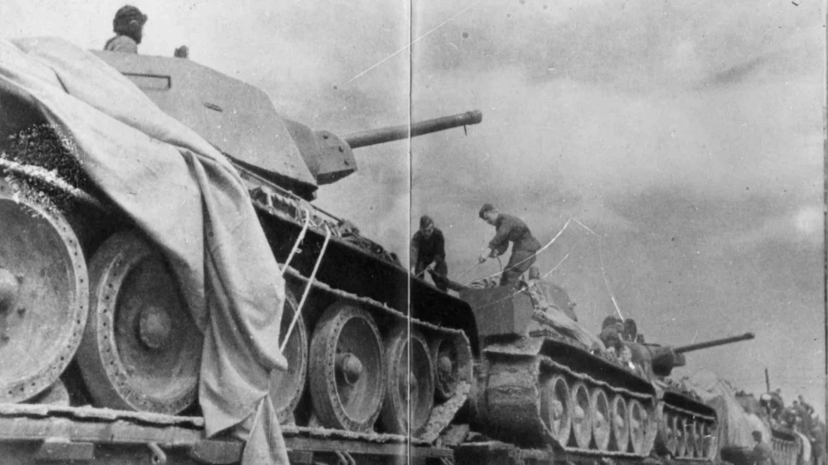 Эшелон, перевозящий танки. 