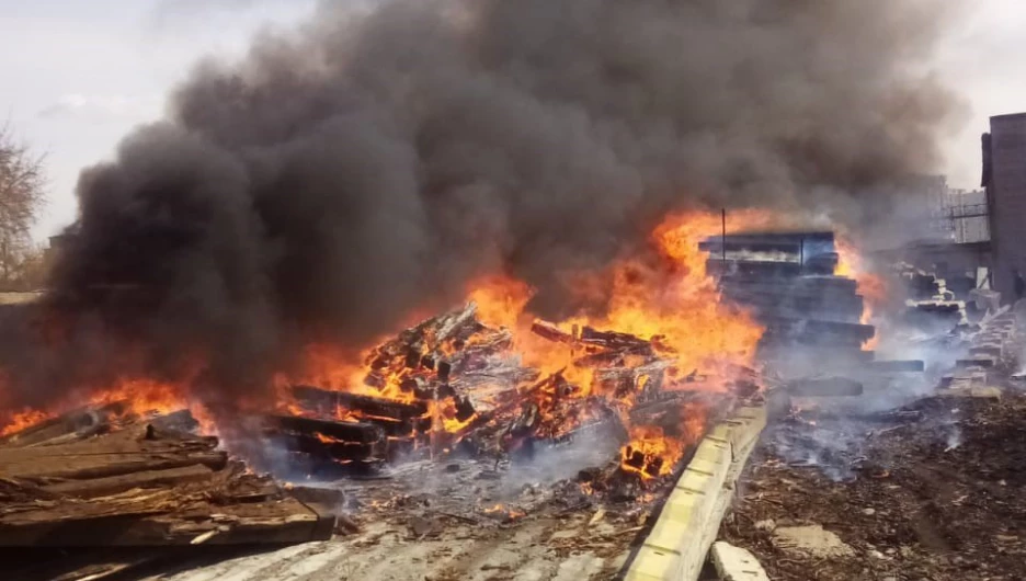 В Барнауле загорелись старые железнодорожные шпалы.