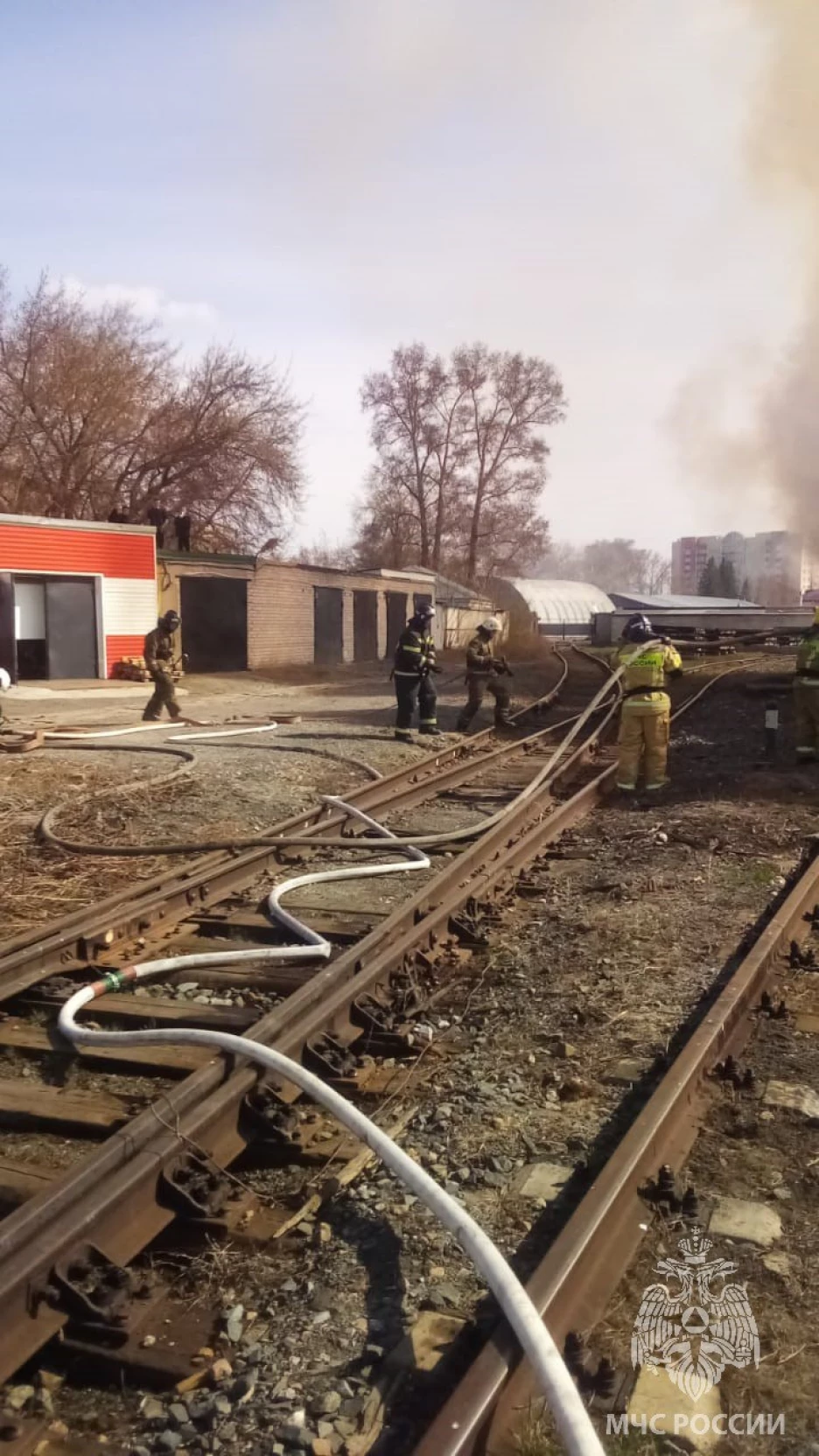 В Барнауле загорелись старые железнодорожные шпалы