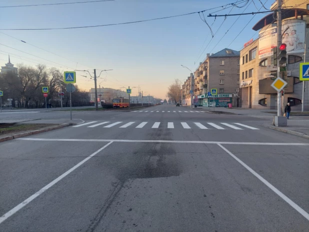 В Барнауле продолжают наносить разметку на дороги.