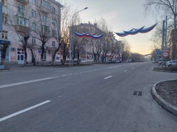 В Барнауле продолжают наносить разметку на дороги.