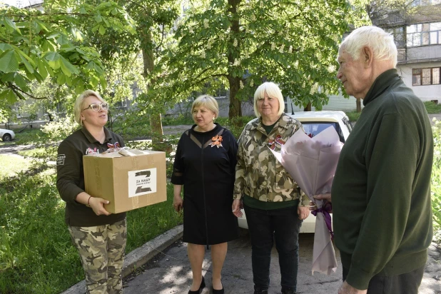 Луганские ветераны получили подарки ко Дню Победы от алтайских единороссов