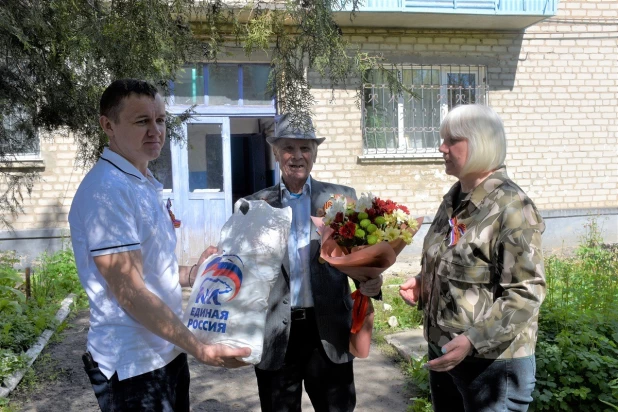 Луганские ветераны получили подарки ко Дню Победы от алтайских единороссов