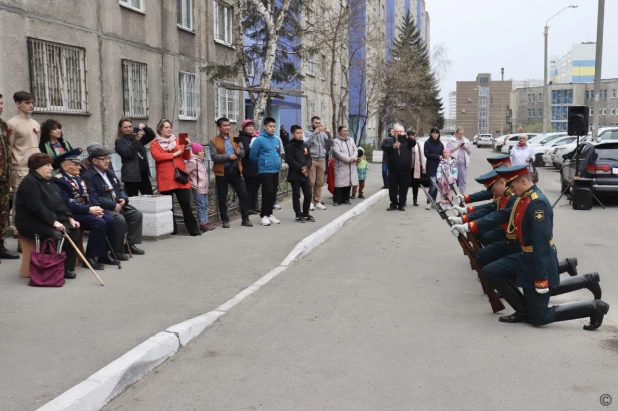 Акция "Парад у дома ветерана"