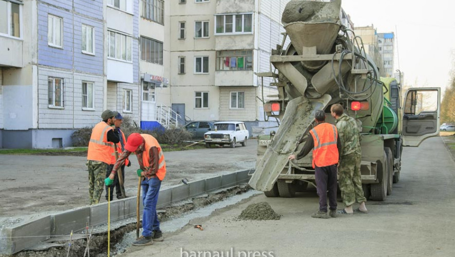 Барнаульские подрядчики приступили к ремонту дворов