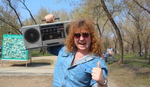 Как барнаульцы отдыхают в обновленном Изумрудном парке.