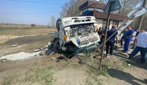 Грузовики столкнулись на выезде из Бийска.