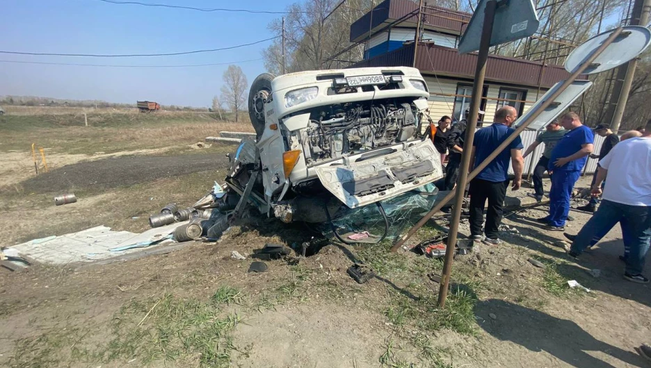 Грузовики столкнулись на выезде из Бийска.