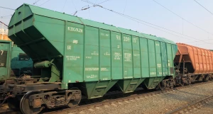 Вагоны-зерновозы на железнодорожной станции.