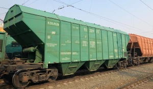 Вагоны-зерновозы на железнодорожной станции.