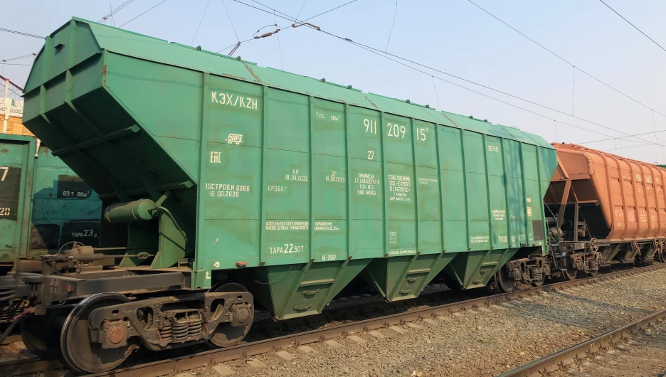 Вагоны-зерновозы на железнодорожной станции.