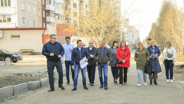 Вячеслав Франк посетил двор по улице Взлетной, 51, в котором подрядчик приступил к благоустроительным работам по нацпроекту.
