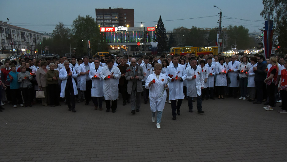 "Дорогой милосердия": в Барнауле медики с лампадами прошествовали по улицам города