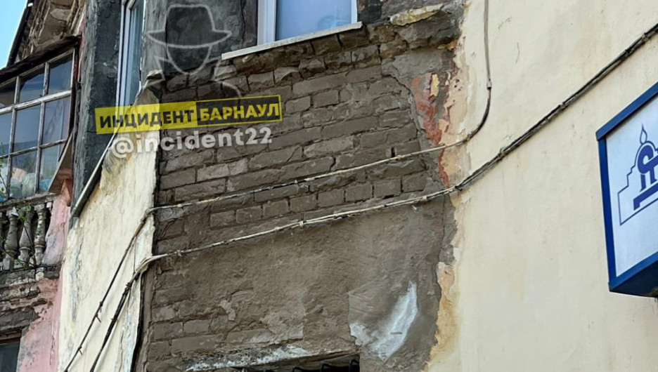 Дом в Барнауле остался без фасада после обрушения