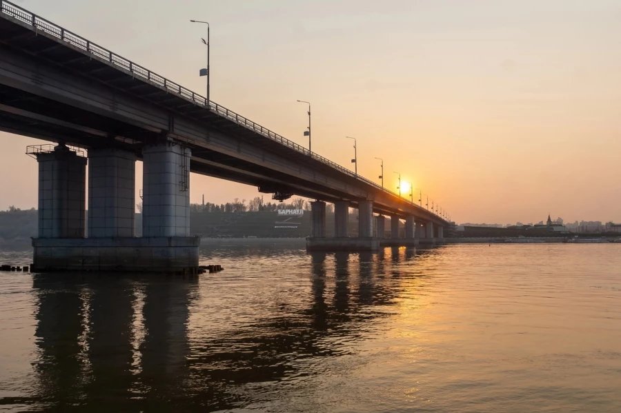 Причалили под Новым мостом.