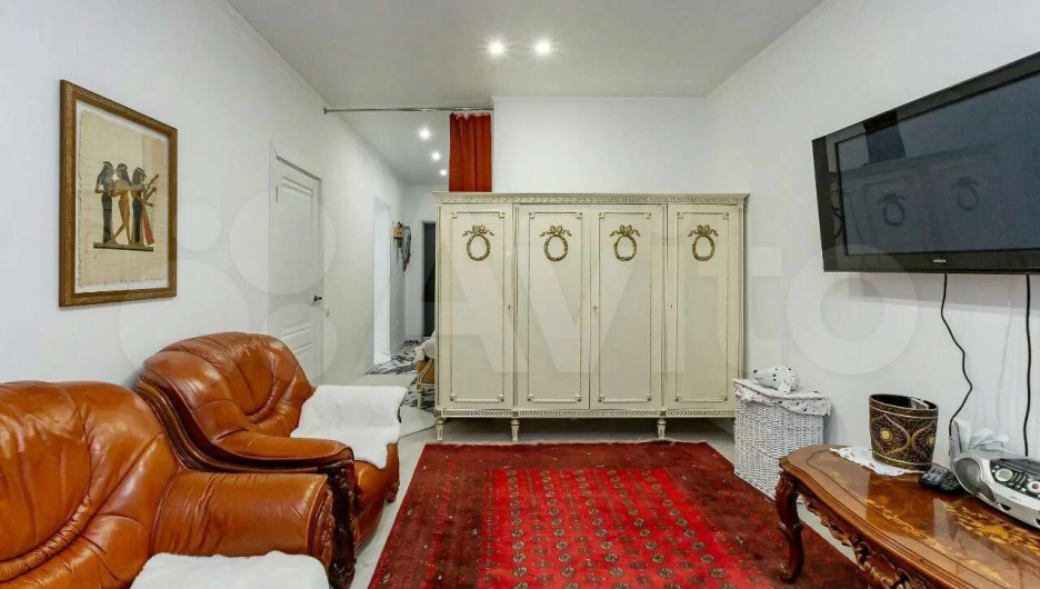 Роскошную четырешку с секретной комнатой продают за 10,9 млн рублей в Барнауле