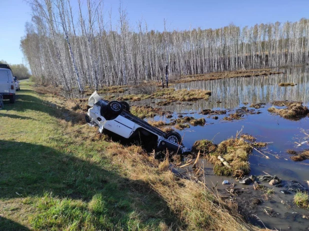 Автомобиль упал с обрыва в сибирском городе