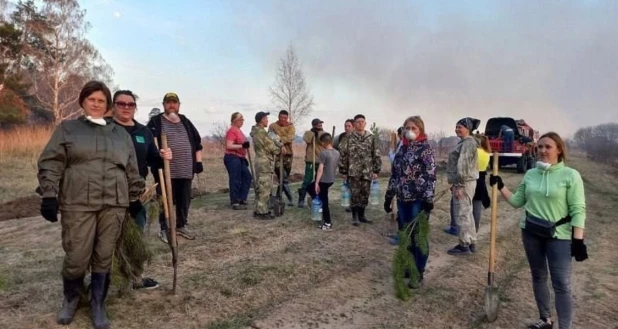 Местные жители помогают тушить лесные пожары