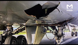 У пассажирского Boeing во время посадки оторвало стойку шасси

