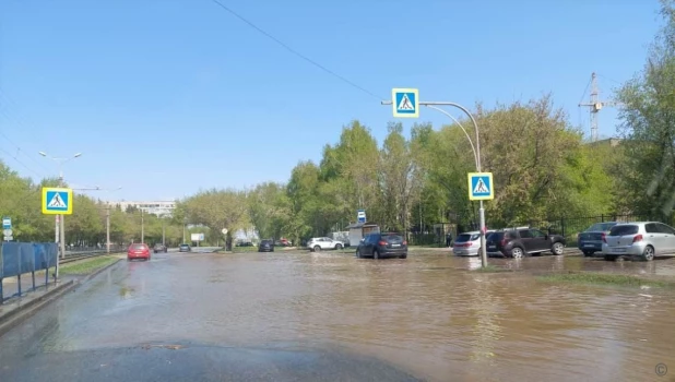 Прорыв водопровода.