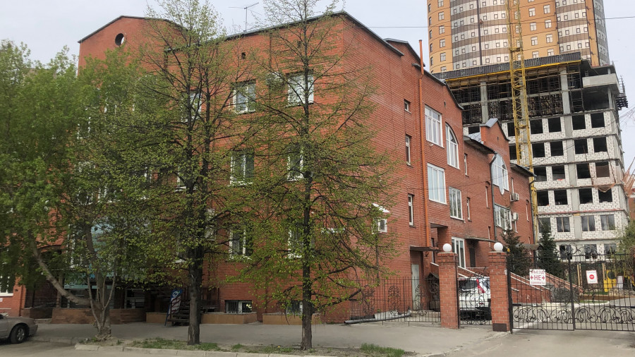 В этом здании (Барнаул, ул. Пролетарская, 90) зарегистрировано несколько фирм Людмилы Комаровой.