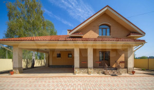 Красивый особняк из желтого кирпича продают за 17 млн рублей в Барнауле