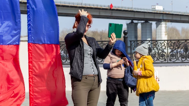 Дети и родители в Барнауле.