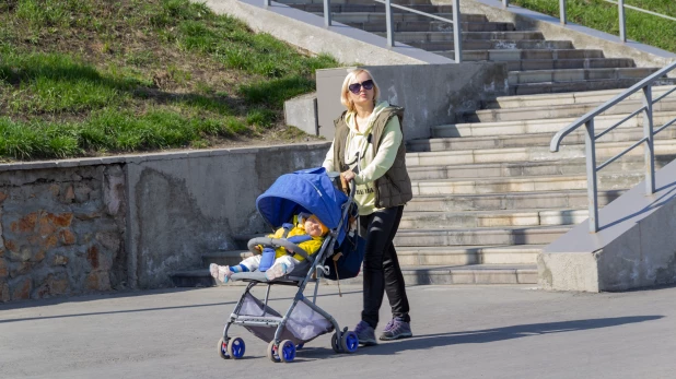 Дети и родители в Барнауле.