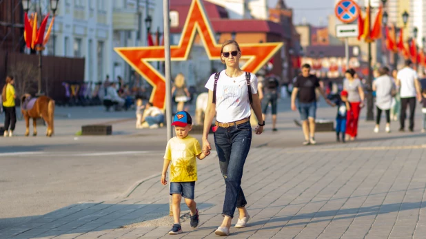 Дети и родители в Барнауле.