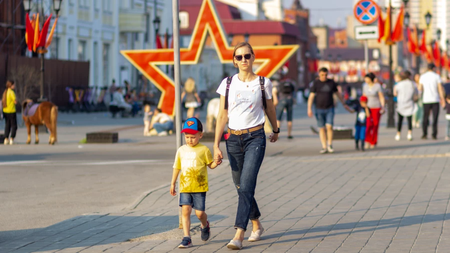 Дети и родители в Барнауле.