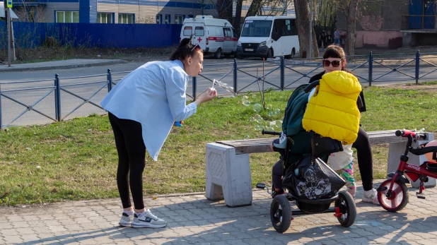 Дети и родители в Барнауле.