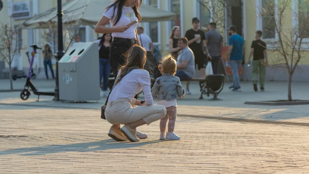 Дети и родители в Барнауле.