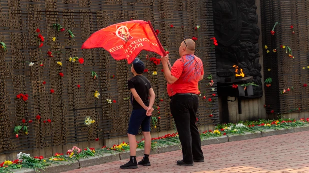 Дети и родители в Барнауле.