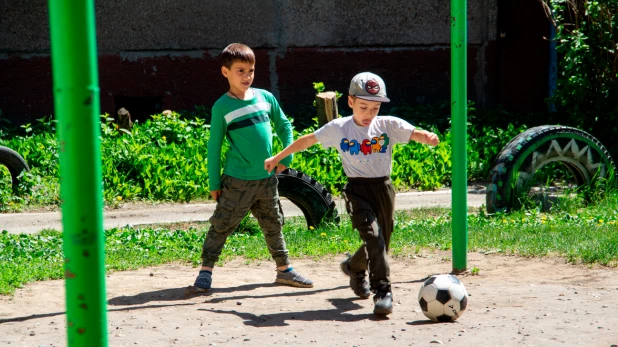 Дети и родители в Барнауле.