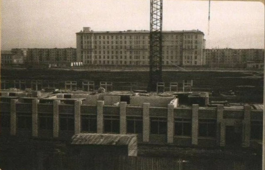 Строительство школы №74 на Потоке, фото 1960-х годов.