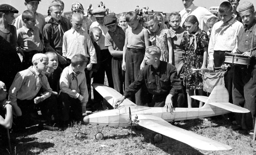 Несколько пионеров смотрят на самолет, фото 1950-х годов.