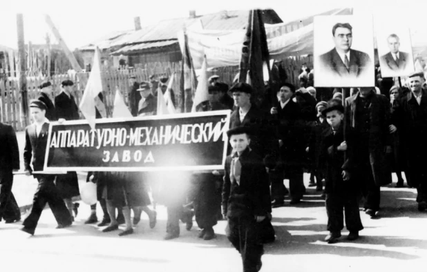 Демонстранты АМЗ и маленький пионер, фото 1950-х годов.