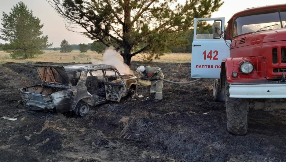 В алтайском районе машина врезалась в дерево и загорелась